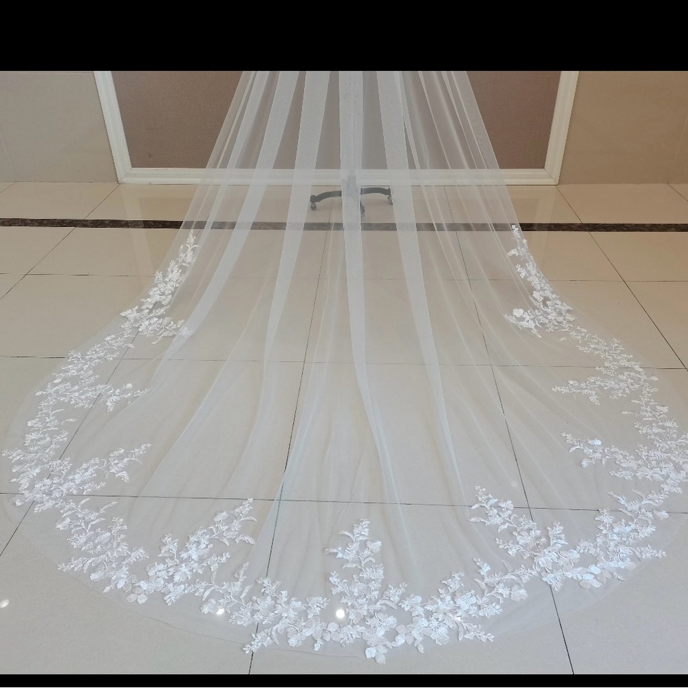Elegant White Lace Bridal Veil